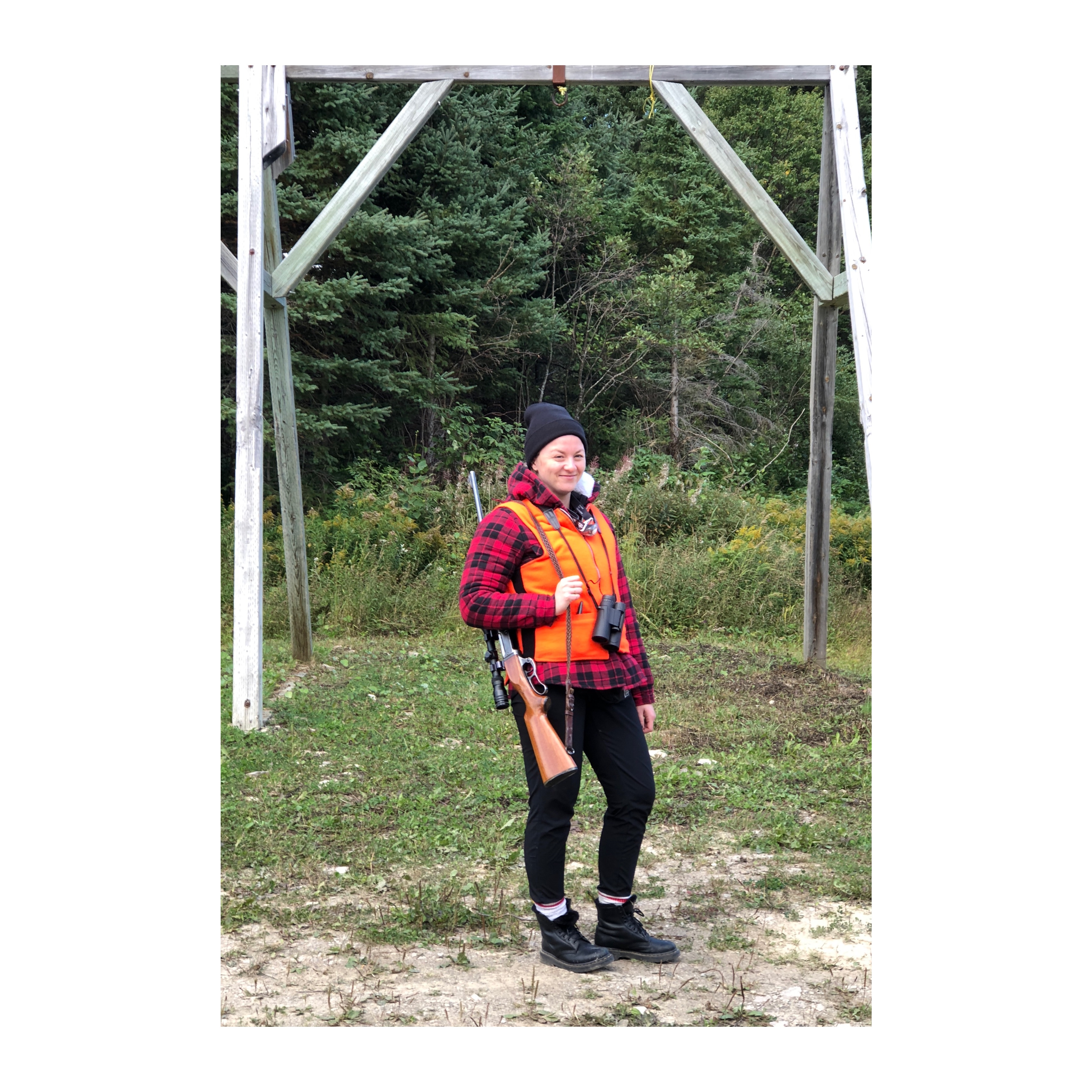 Stéphanie Boulay exhibe fièrement son ensemble de chasseuse. Elle porte une chemise à carreaux et un fusil. Stéphanie Boulay exhibe fièrement son ensemble de chasseuse. Elle porte une chemise à carreaux et un fusil.