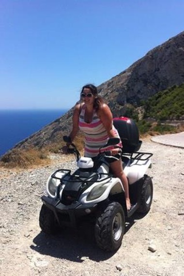 Pamela Champagne sur un VTT, à Santorin, en Grèce Pamela Champagne sur un VTT, à Santorin, en Grèce