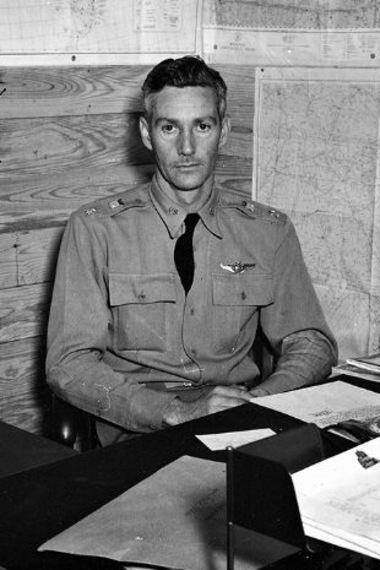 Joseph Duckworth est assis à son bureau, en 1942. Joseph Duckworth est assis à son bureau, en 1942.