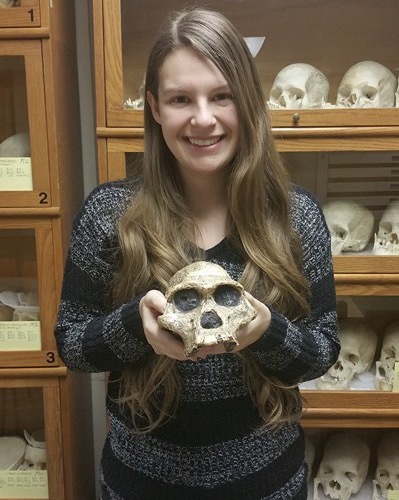 Jesseca Paquette, candidate à la maîtrise en paléoarchéologie à l’Université de Montréal qui tient un crâne dans ses mains.
Jesseca Paquette, candidate à la maîtrise en paléoarchéologie à l’Université de Montréal qui tient un crâne dans ses mains.