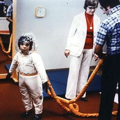 L'enfant bulle dans sa combinaison. L'enfant bulle dans sa combinaison.