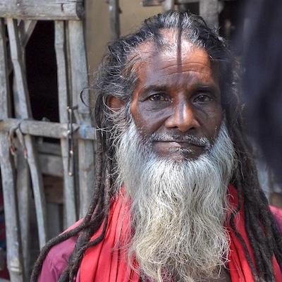 Un vieil homme arborant des tresses rastas.