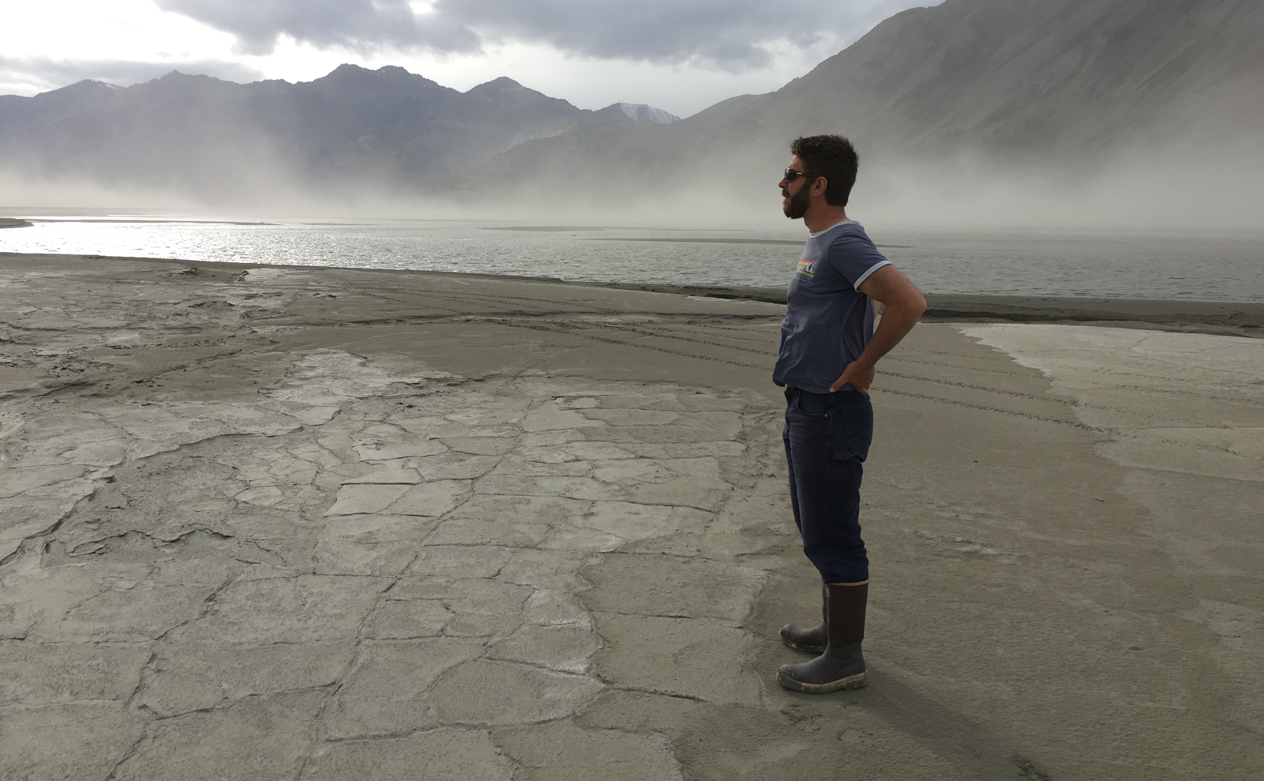 Le chercheur canadien Dan Shugar, debout dans un secteur asséché du lac Kluane. Le chercheur canadien Dan Shugar, debout dans un secteur asséché du lac Kluane.