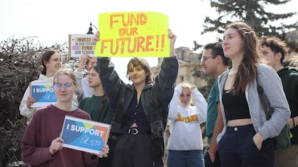 Des adolescents manifestent devant le palais législatif de la Saskatchewan en soutien à la Fédération des enseignants de la Saskatchewan (STF), le 12 avril 2024.