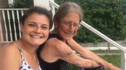 Jeanna-Anne Bérubé, tout sourire, pose avec sa petite-fille Tina. Jeanna-Anne Bérubé, tout sourire, pose avec sa petite-fille Tina.