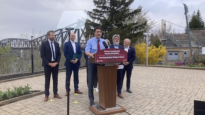 Justin Trudeau en conférence de presse à l'Aquarium du Québec, le pont de Québec en arrière plan.