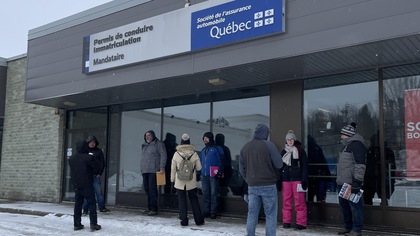 Des clients attendent devant un bureau de la SAAQ à Sherbrooke. 