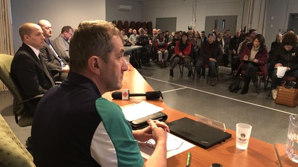 Le maire de Sainte-Cécile-de-Milton ainsi que des représentants du ministère de l'Environnement sont assis devant un public. 