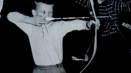Jules Picard enfant tire une flèche Jules Picard enfant tire une flèche
