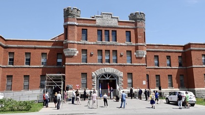 Une vingtaine de personnes réunies devant le manège militaire Colonel-Gaëtan-Côté, à Sherbrooke