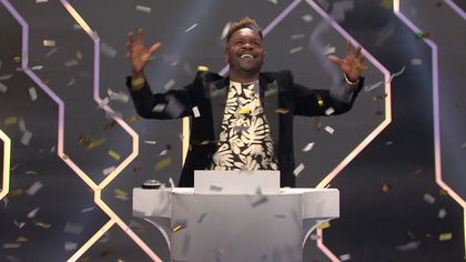 Pierre-Yves Lord qui reçoit plein de confettis.