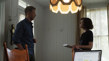 Marco Leduc (Jean-Nicolas Verreault) et Marlène Hébert (Marilyse Bourke) discutent dans une maison.
