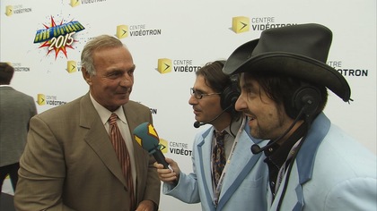 Guy Lafleur, Jean-René Dufort et MC Gilles discutent.