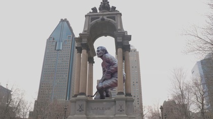 Statue de Guy Lafleur devant au centre-ville de Montréal.