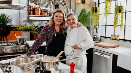 Marina Orsini pose avec le chef en cuisine.