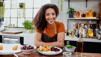 Joanna Chery pose avec ses plats en cuisine.