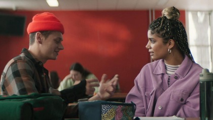 Prank (Lévi Doré) et Liz (Audrey Roger) discutent dans une cafétéria.