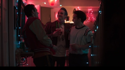 Trois des personnages discutent lors d'un party.