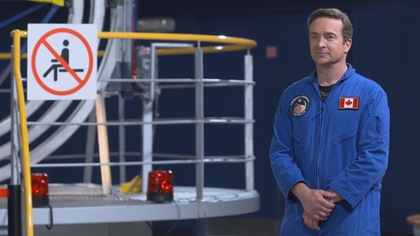 Mario Tessier porte une combinaison d'astronaute.