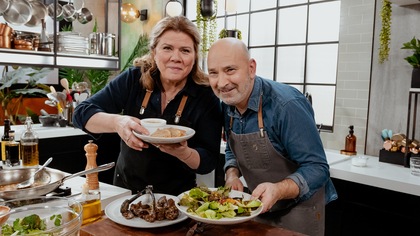 Marina Orsini pose avec le chef en cuisine.