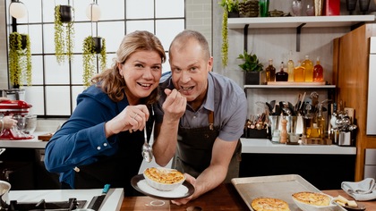 Marina Orsini et le chef posent avec des coquilles gratinées.
