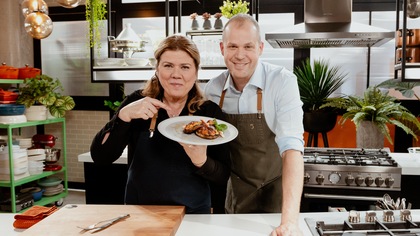 Ils posent en cuisine avec un plat au crabe.