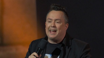 Mike Ward sur scène.
