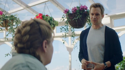 Charlotte (Valérie Blais) discute avec son frère Lucas (Jean-Philippe Perras).