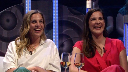 Les deux fille du duo les Grandes Crues souriantes sur le plateau de Prière de ne pas envoyer de fleurs.