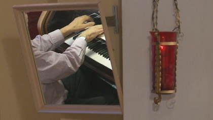 Main d'un homme qui joue de l'orgue