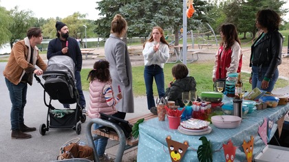 parents et enfants au parc.