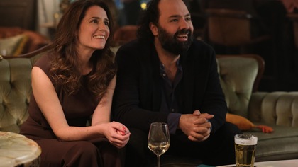 un couple souriant au restaurant.