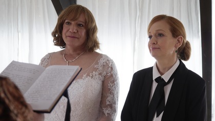 Suzon en robe de mariée et Lucie en habit pour leur mariage.