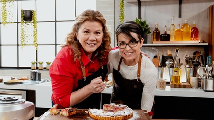 Marina Orsini pose en cuisine avec Emilie Rizzetto.
