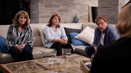 De gauche à droite : Patricia Tulasne, Marina Orsini et Vincent Graton. Ils sont assis dans un grand canapé d'un intérieur bourgeois.