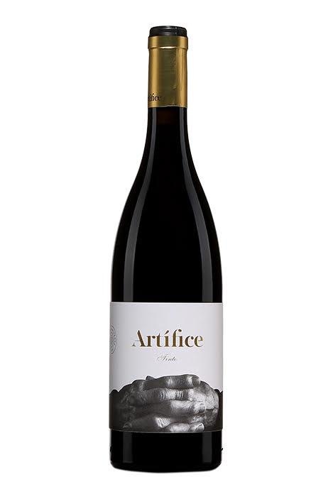 Une bouteille de vin rouge. Une bouteille de vin rouge.
