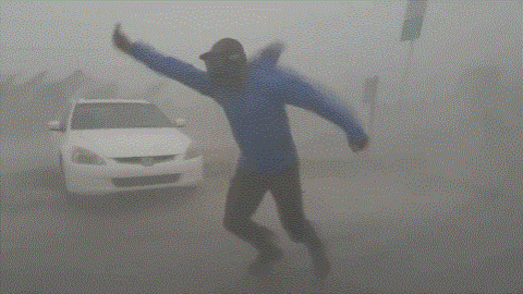 Un homme a démontré, dimanche, la force des vents provoqués par l'ouragan Irma. Un homme a démontré, dimanche, la force des vents provoqués par l'ouragan Irma.
