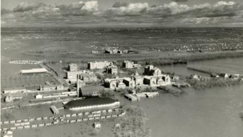 Le campus Fort Garry de l'Université du Manitoba lors de l'inondation de 1950 Le campus Fort Garry de l'Université du Manitoba lors de l'inondation de 1950