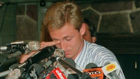 Wayne Gretzky en larmes au moment de son échange aux Kings de Los Angeles, en 1988. Wayne Gretzky en larmes au moment de son échange aux Kings de Los Angeles, en 1988.