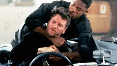 Le personange de Will Smith tente d'étrangler celui de Tchéky Karyo. Le personange de Will Smith tente d'étrangler celui de Tchéky Karyo.
