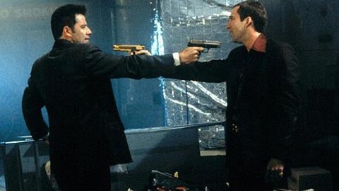 Deux hommes, de profil, se menacent avec un pistolet Deux hommes, de profil, se menacent avec un pistolet
