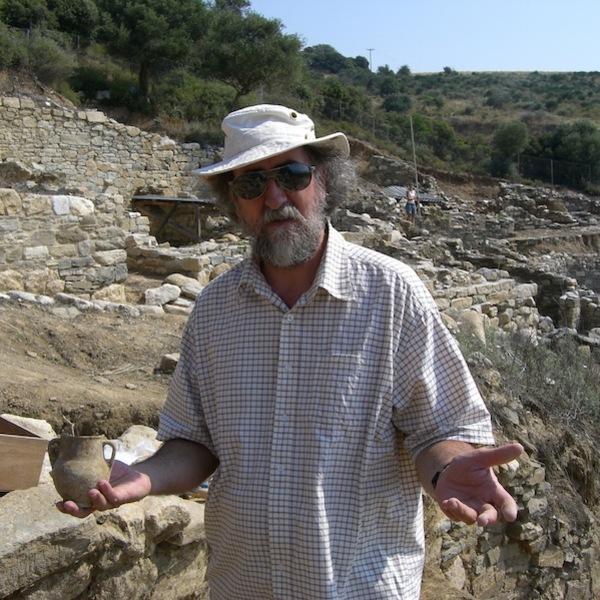 Le professeur Jacques Perreault tient un vase ancien. Le professeur Jacques Perreault tient un vase ancien.