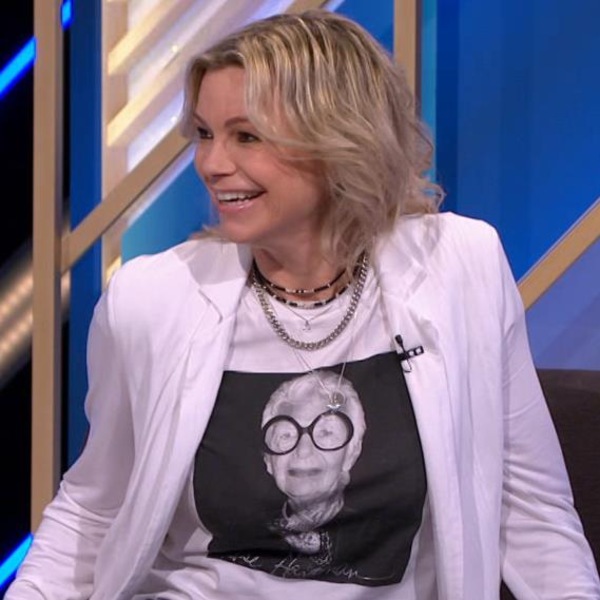 Elle rigole sur le plateau de l'émission Question de jugement. Elle rigole sur le plateau de l'émission Question de jugement.