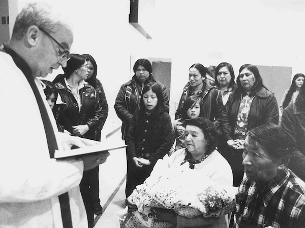 Le curé oblat devant des Atikamekws.