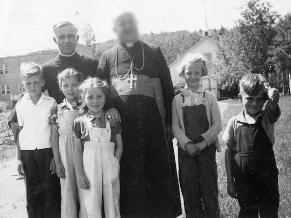 Le curé oblat en compagnie d’enfants.