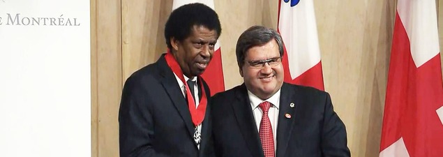 L'écrivain Dany Laferrière serre la main du maire de Montréal Denis Coderre après avoir été fait mercredi officier de l'Ordre de Montréal. L'écrivain Dany Laferrière serre la main du maire de Montréal Denis Coderre après avoir été fait mercredi officier de l'Ordre de Montréal.