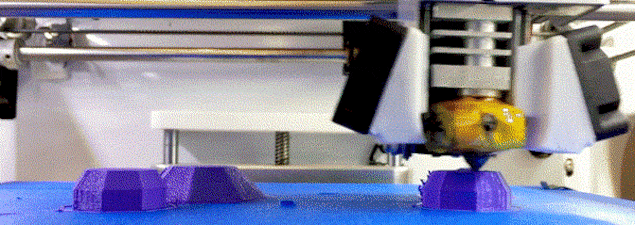 Vue de l'intérieur d'une imprimante 3D en action. Vue de l'intérieur d'une imprimante 3D en action.