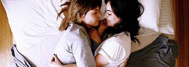 Deux jeunes femmes couchées dans un lit qui se serrent dans leurs bras. Deux jeunes femmes couchées dans un lit qui se serrent dans leurs bras.