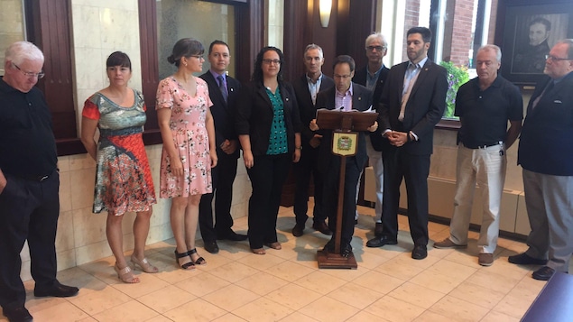 Alexandre Cusson et des conseillers municipaux ont réagi à la publication de quatre projets de règlements de mise en oeuvre de la Loi sur les hydrocarbures.