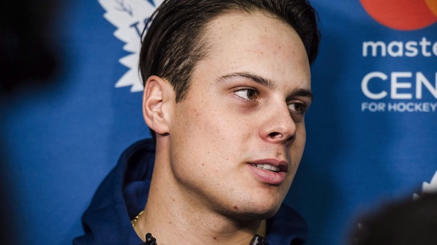Le joueur des Leafs répond aux questions des journalistes.